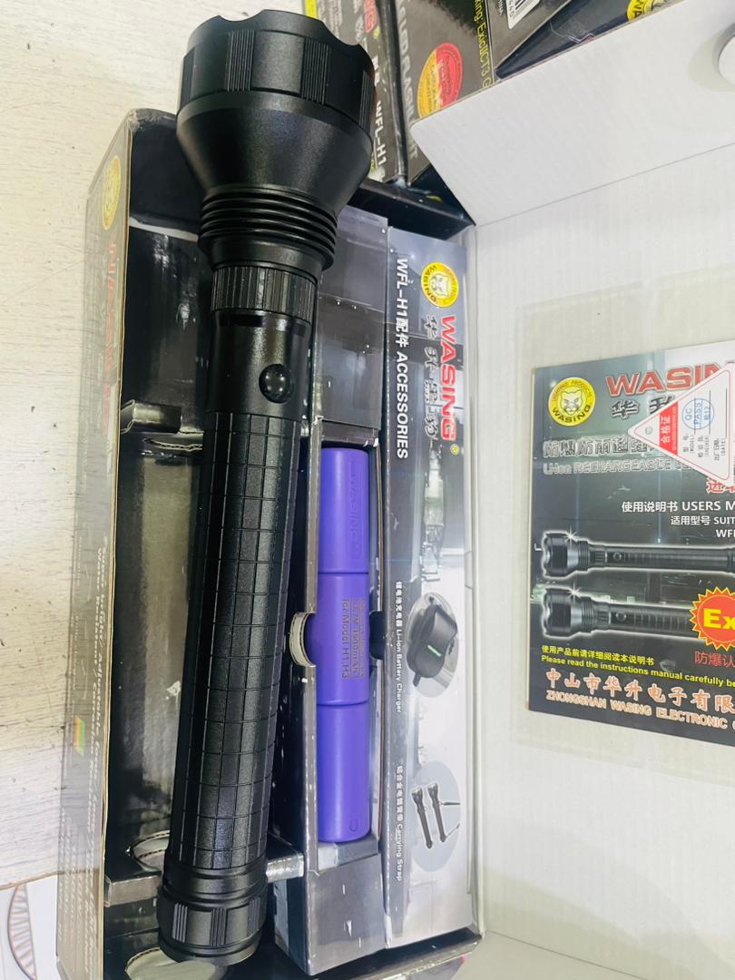 Lampe Torche LED Ultra-Puissante 10000 Lumens